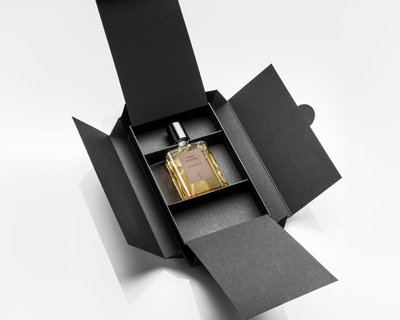 Scent of Falling Leaves: The Three Gentle Yet Weighty Perfumes I Chose for Late Autumn