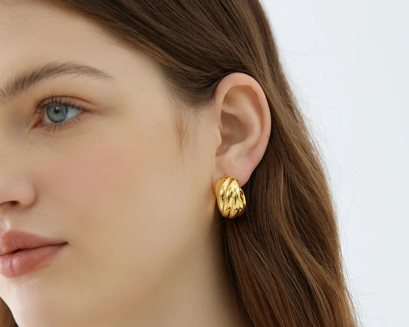 Mastering the Details: My Winter Diary of Earrings and Gloves